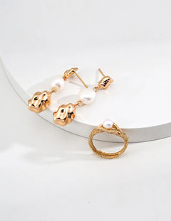 Minimalist Natural Pearl Ring.